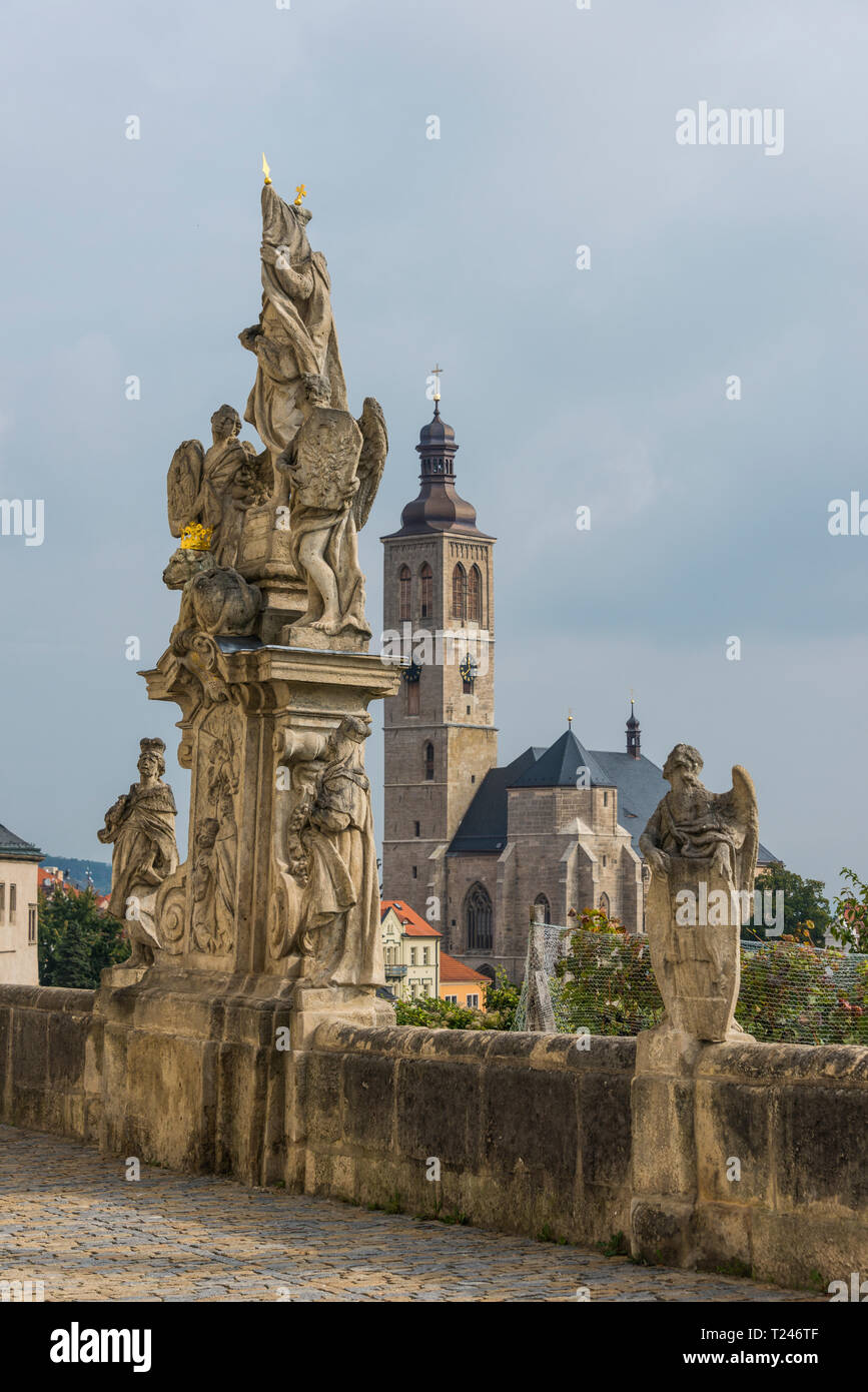 Tchèquia, Kutna Hora, vue de l'église St.Jakob avec Sankt Barbara statue en premier plan Banque D'Images
