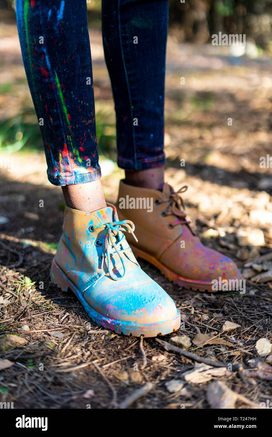 Chaussures d'une personne covred powderb dans la peinture, célébrer Holi, Festival des couleurs Banque D'Images