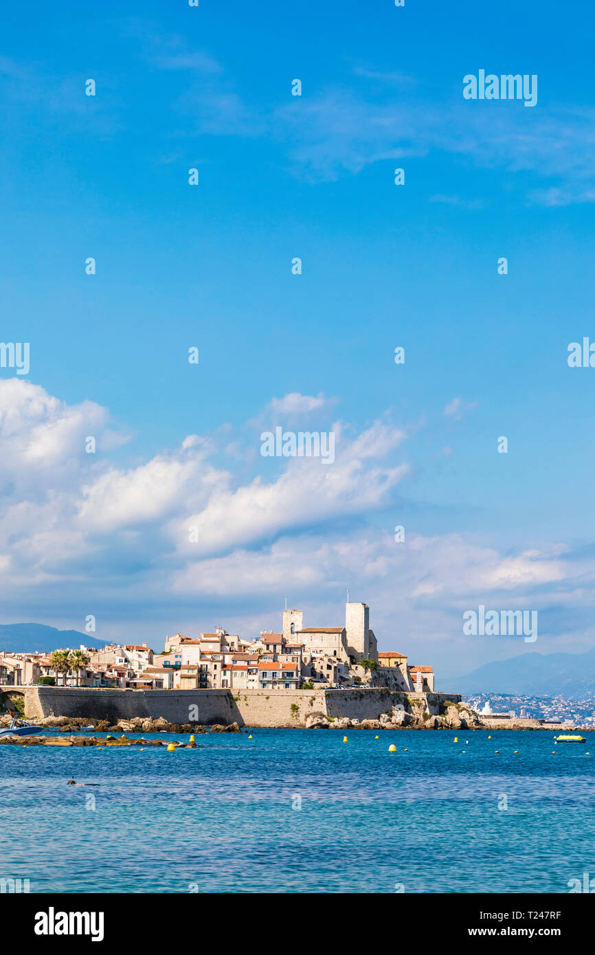 France, Provence-Alpes-Côte d'Azur, Antibes, vieille ville avec château Grimaldi, mur de la ville Banque D'Images