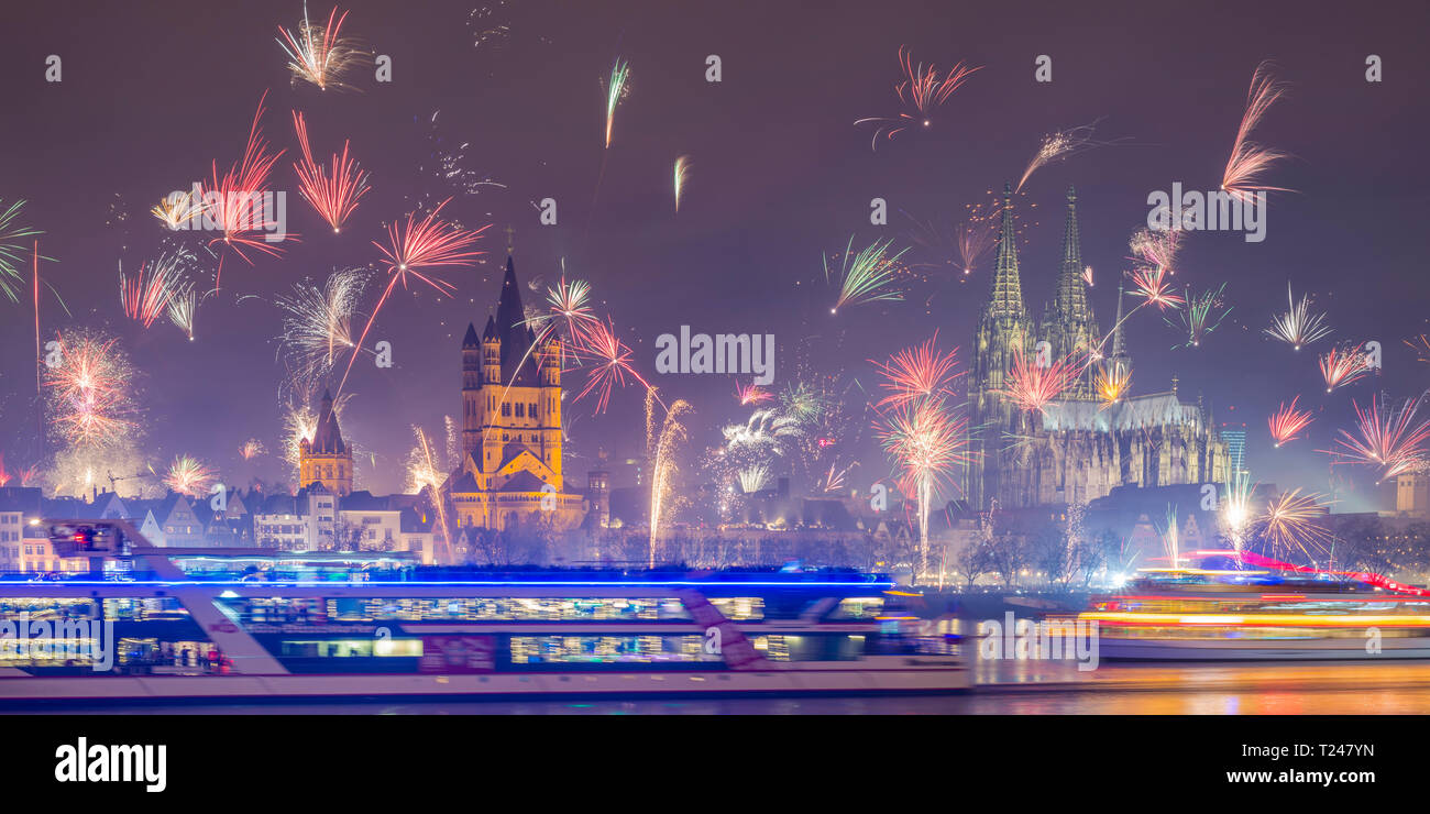 Silvesterfeuerwerk, Rathaus, Gross Sankt Martin und Koelner Dom, Rheinufer, Koeln, Rheinland, Nordrhein-Westfalen, Deutschland, Europa Banque D'Images