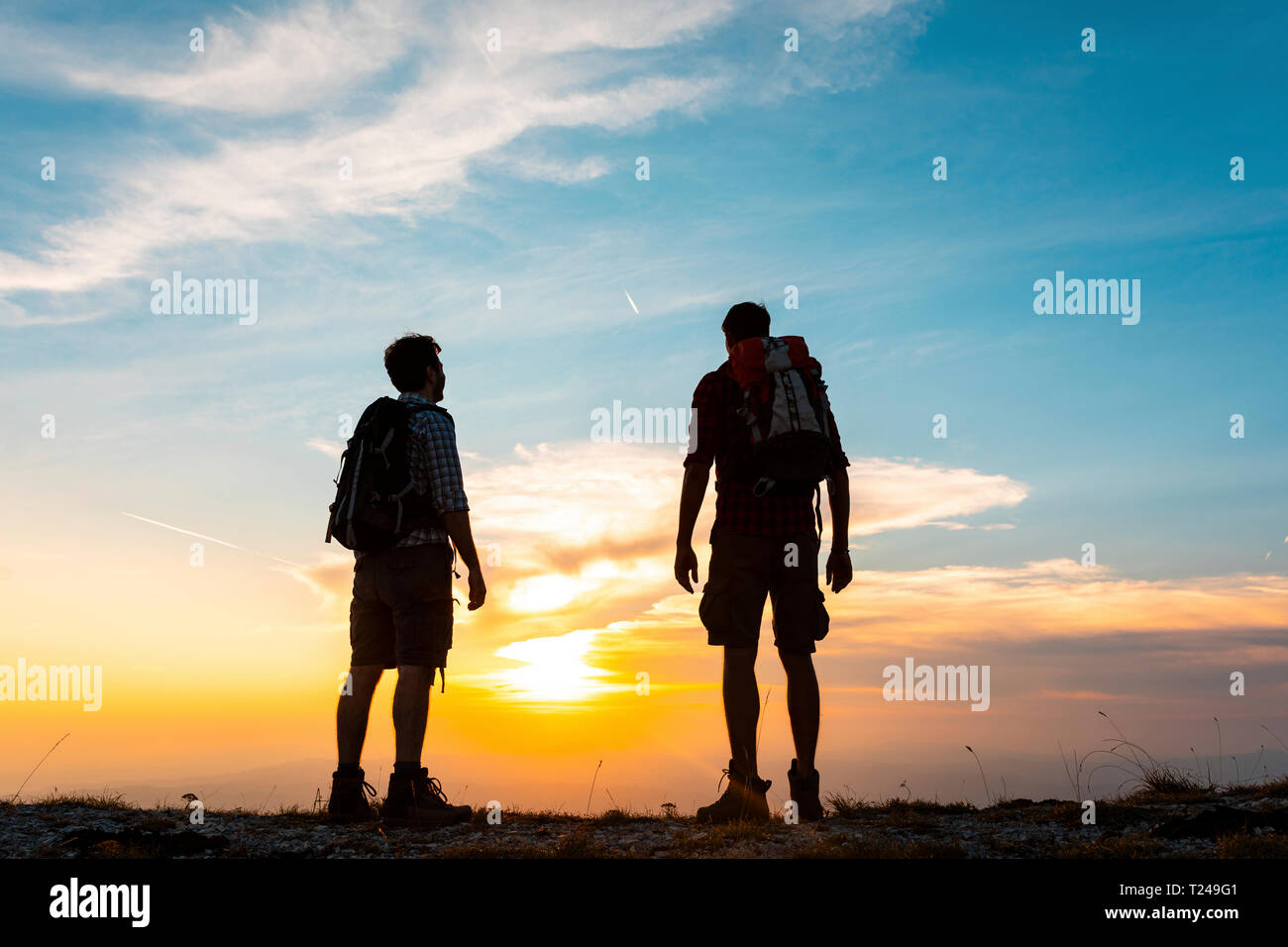 L'Italie, Monte Nerone, deux randonneurs appréciant la vue au sommet d'une montagne au coucher du soleil Banque D'Images