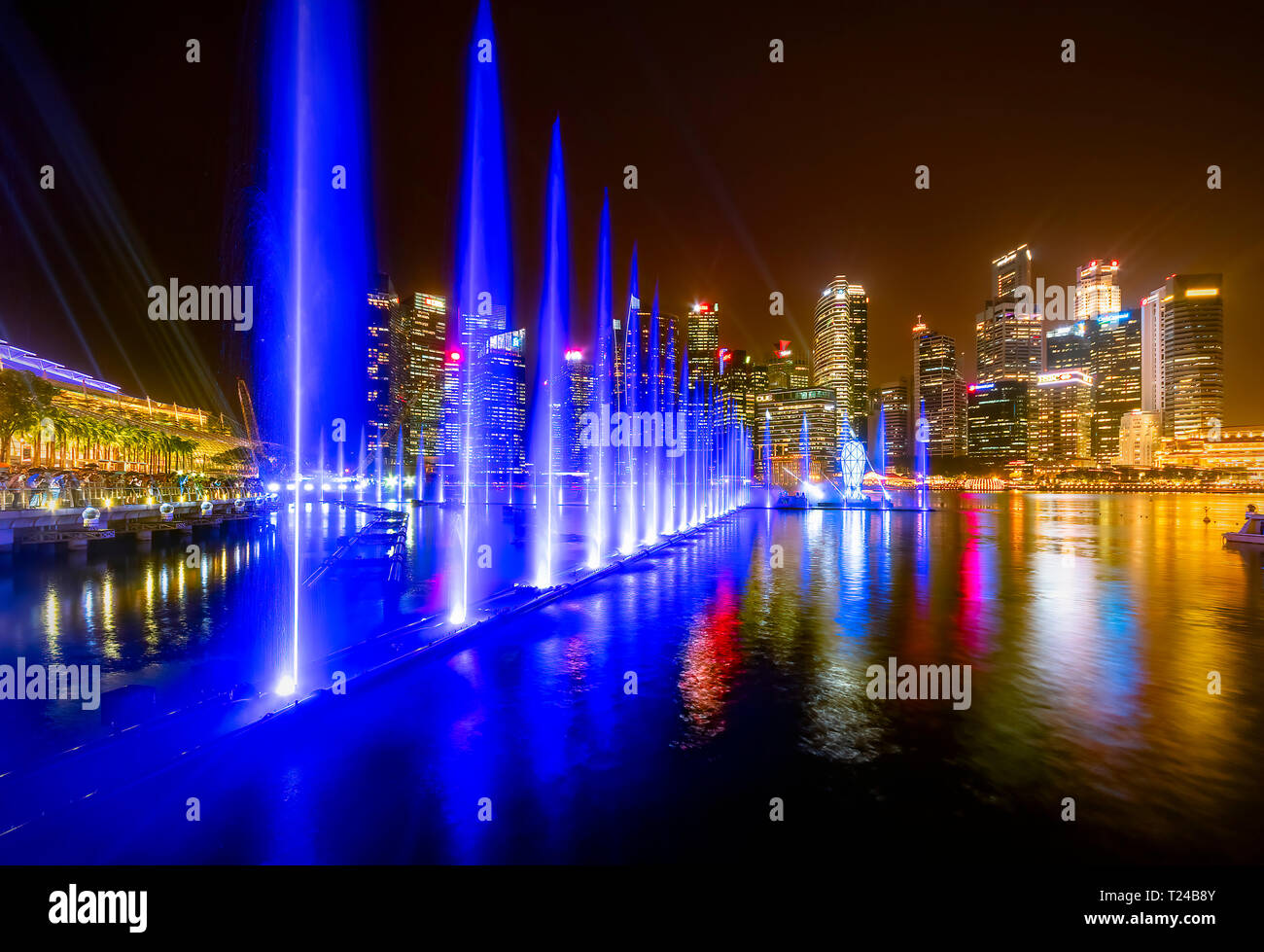 Singapour, cityscape at night, fontaines Banque D'Images