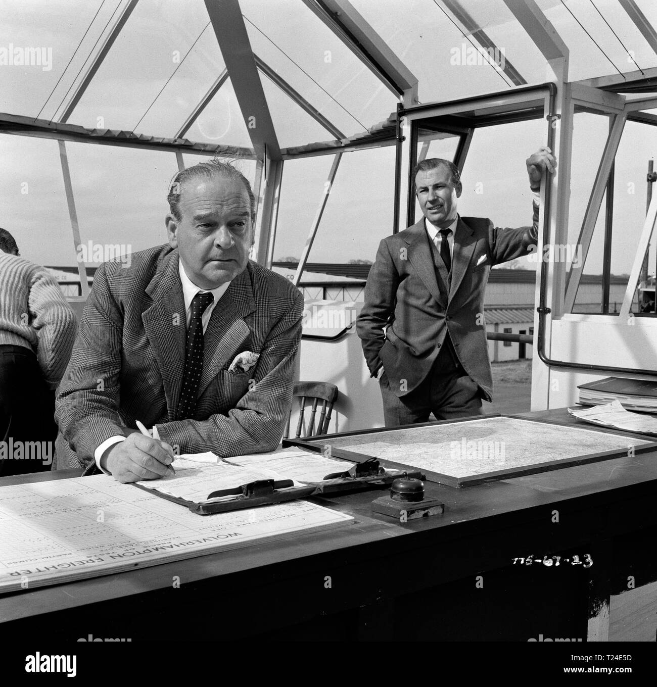 L'homme dans le ciel (1957) Walter Fitzgerald, Ernest Clark, Date : 1957 Banque D'Images