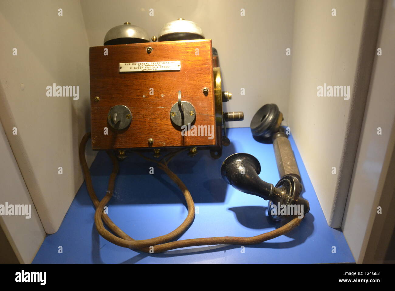 Téléphone à l'ancienne par Ericsson de Suède, en 1880 date de l'exposition à la terre connecté Milton Keynes Museum, Wolverton, España Banque D'Images