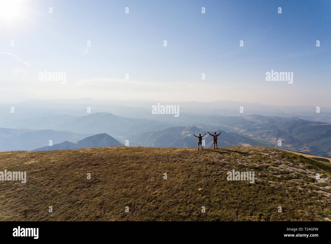 L'Italie, Monte Nerone, deux randonneurs au sommet d'une montagne en profitant de la vue Banque D'Images