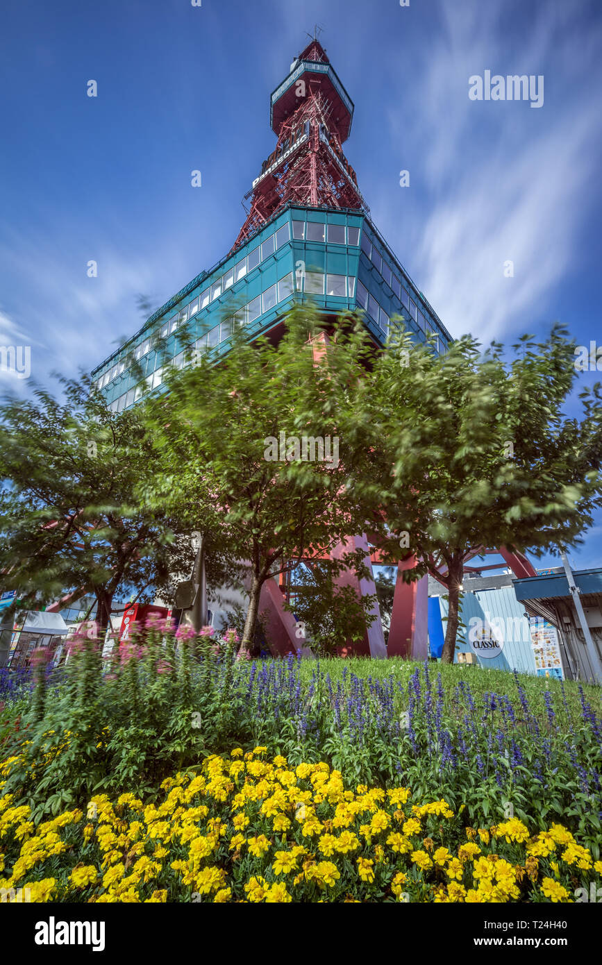 Hokkaido, 02 août 2016. Vue verticale de la tour de télévision de Sapporo Odori Park with blurred traînées nuageuses. Banque D'Images