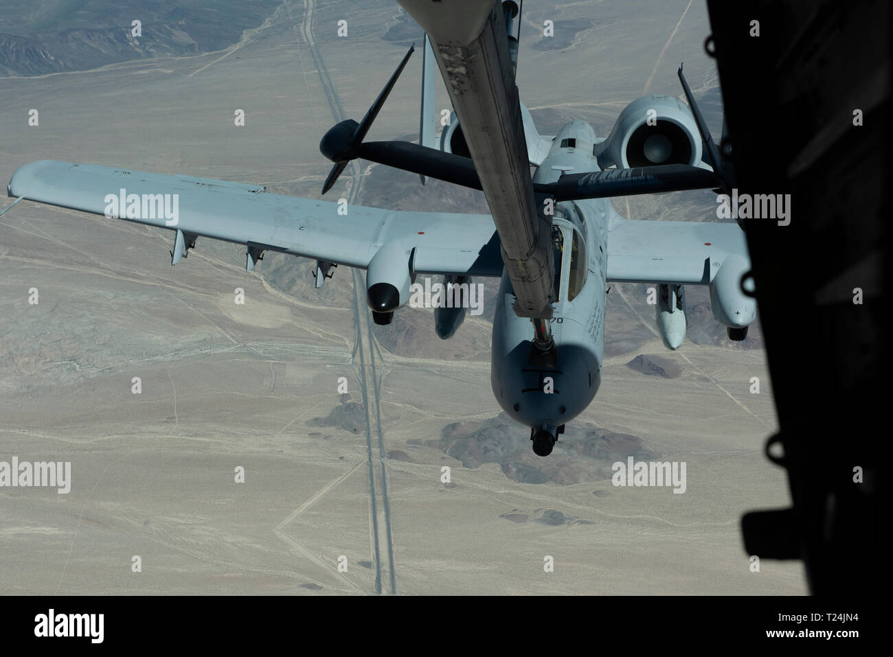 Un A-10 Thunderbolt II de la base aérienne Davis-Monthan Air Force Base, en Arizona, est ravitaillé par un KC-10 Extender attribué à Travis Air Force Base, en Californie le 28 mars 2019 sur le Sud de la Californie. Le KC-10 a ravitaillé un Boeing E-3 Sentry décharger plus de 19 000 livres de carburant. Les trois avions se dérouleront au-dessus de la baie Thunder Air Show à Travis 30 et 31 mars. (U.S. Air Force photo de Tech. Le Sgt. James Hodgman) Banque D'Images