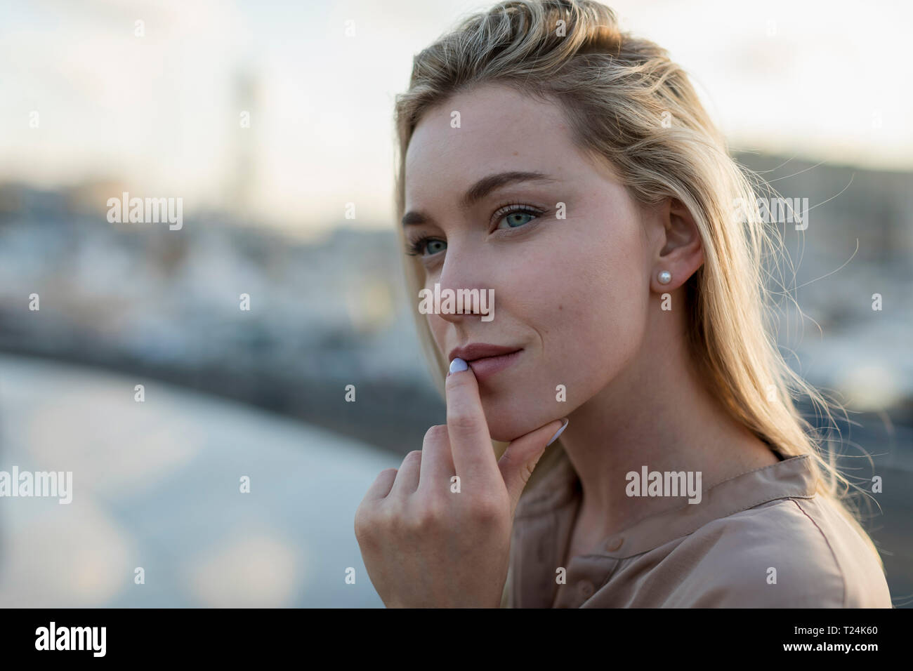 Portrait of beautiful young woman thinking Banque D'Images