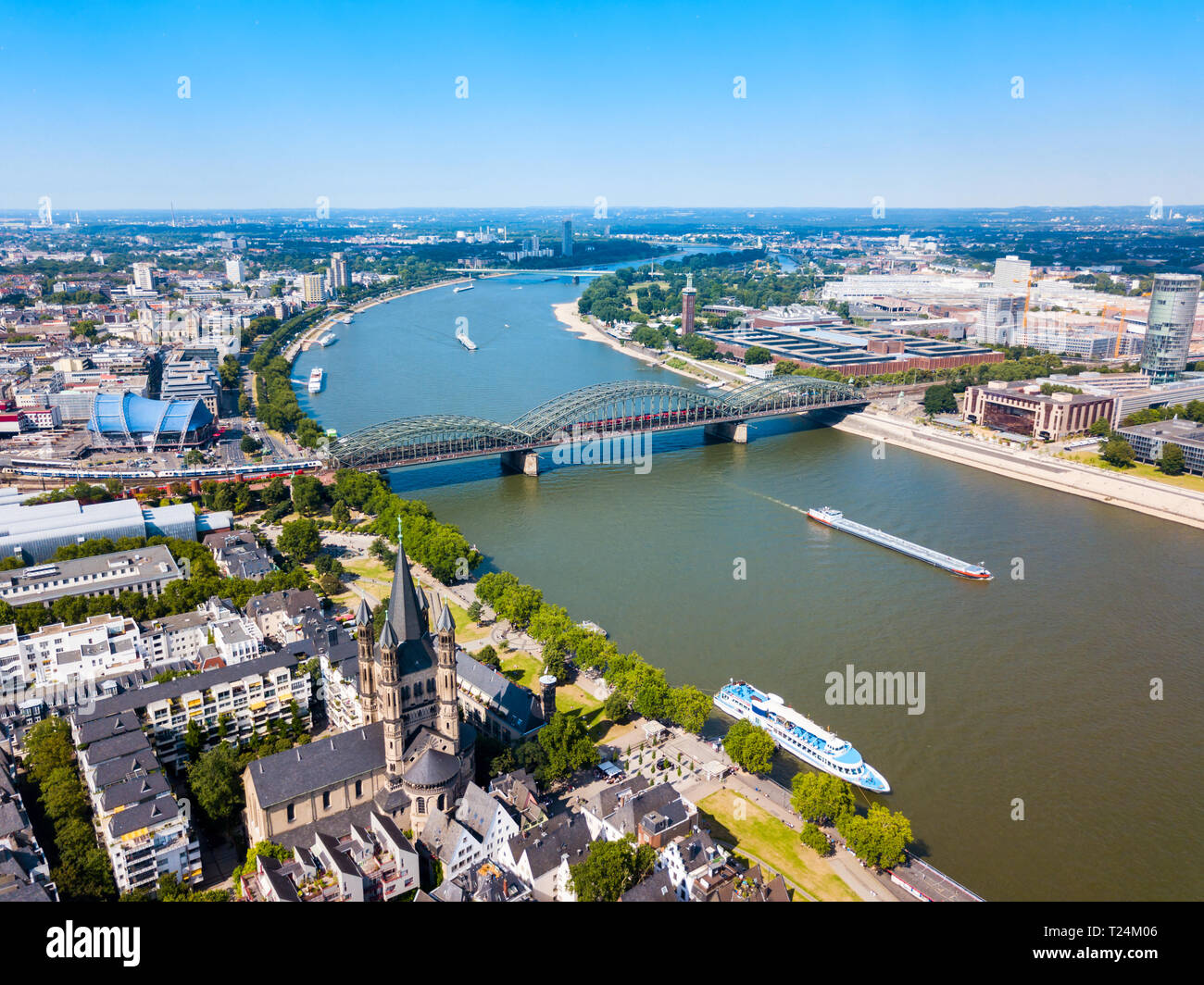 Grand Saint Martin Eglise et pont Hohenzollern par Rhin à Cologne, Allemagne Banque D'Images