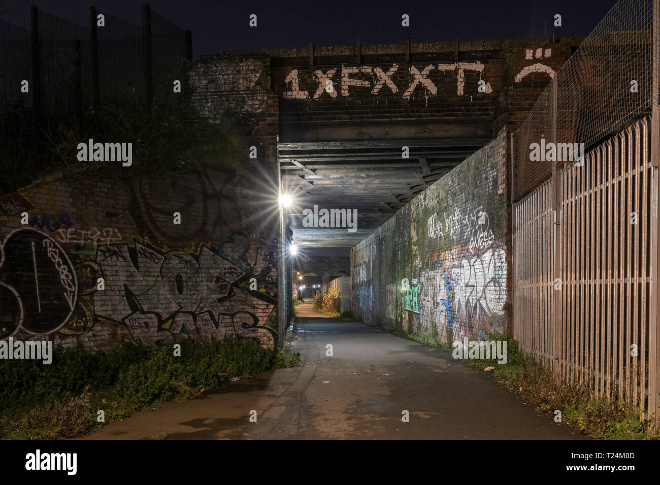 Tunnel à vide dans la nuit sur des rues de Londres Banque D'Images
