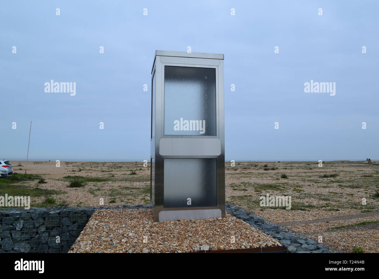 Joe Sweeney's Brexit Phone Box art installation sur le bardeau à Dungeness au coin de son parking. Une installation d'art contemporain Banque D'Images