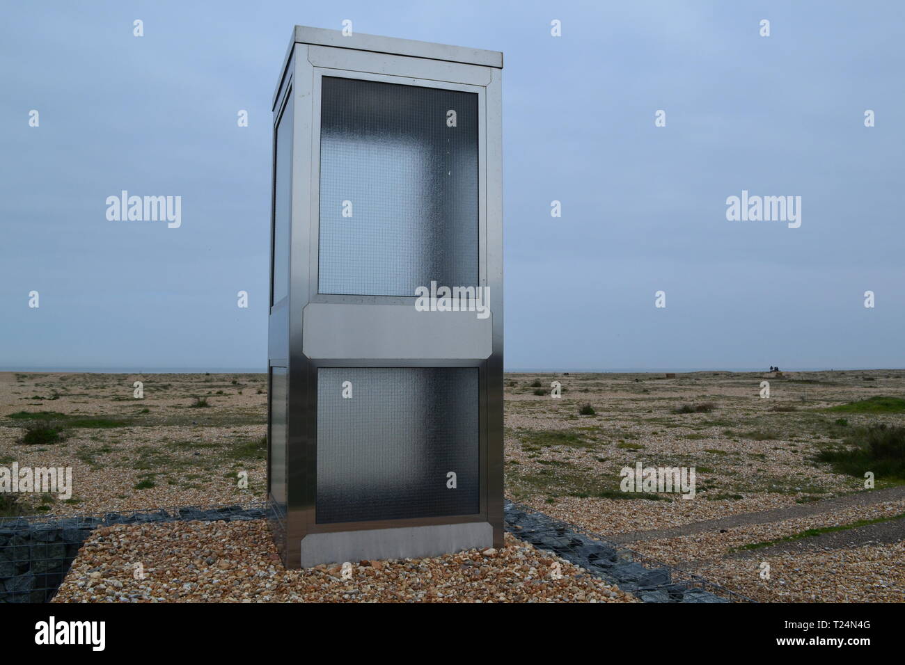 Joe Sweeney's Brexit Phone Box art installation sur le bardeau à Dungeness au coin de son parking. Une installation d'art contemporain Banque D'Images