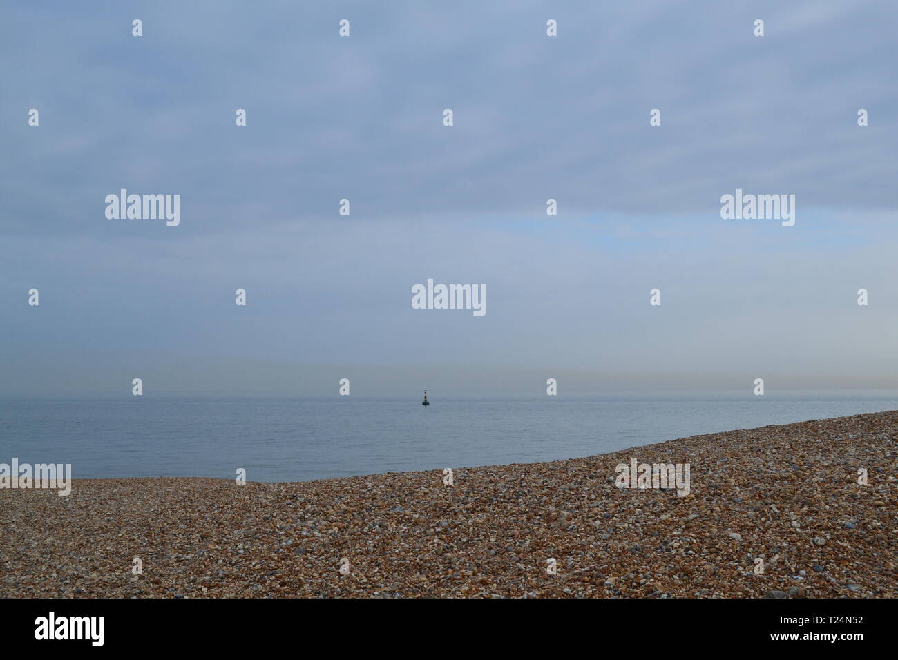 Manche sur un calme après-midi de mars à Dungeness. Une pêche populaire et l'observation des oiseaux à hanter les banques bardeaux. Une réserve naturelle et le SISP. Bouée Banque D'Images