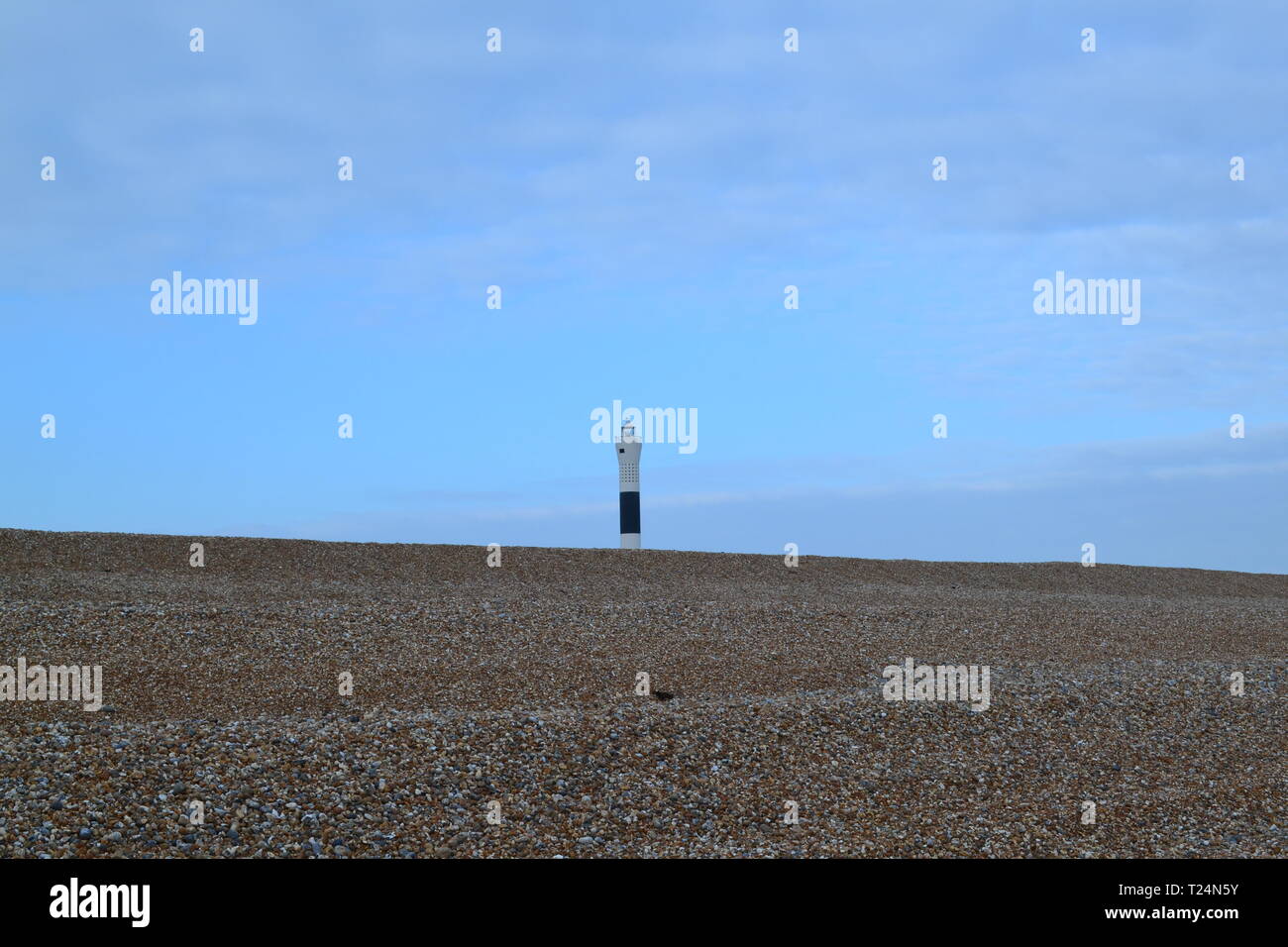 Le nouveau phare à Dungeness, Kent, Angleterre, mars 2019. Le phare se trouve sur une réserve naturelle avec une grande zone de bardeau. Banque D'Images