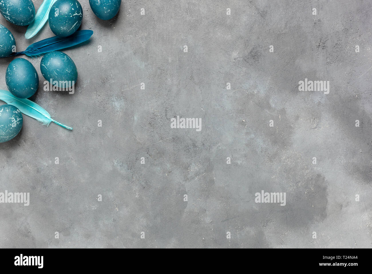 Composition de Pâques sur fond texturé gris avec espace pour le texte. Fond gris - structure en béton Banque D'Images