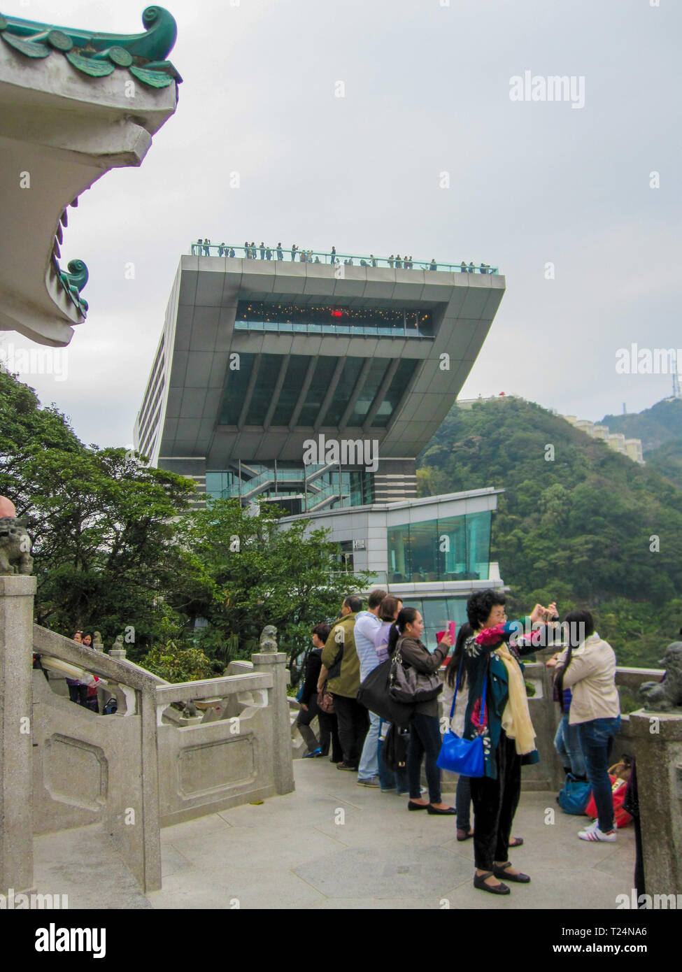 Hong Kong, décembre 2013 : Groupe de touristes dans la plate-forme d'observation au Pic Victoria. C'est une attraction touristique majeure qui offre une vue sur Victoria H Banque D'Images