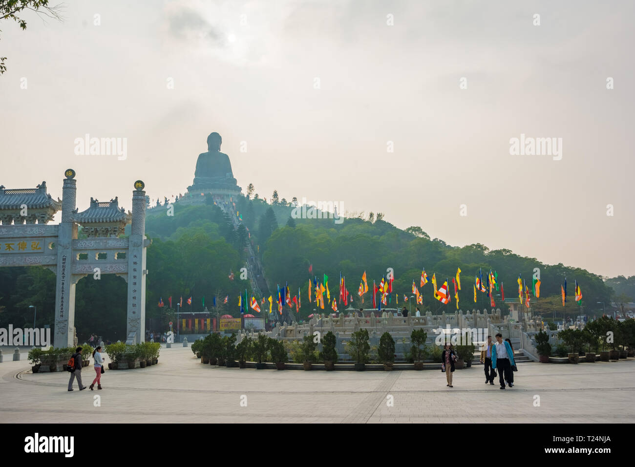 Hong Kong, Chine - Dec.2013:la grande statue en bronze de Bouddha Shakyamouni, connu sous le nom de Tian Tan Buddha se trouve à 34 mètres de haut et pèse plus de 250 tonnes. Pi Ngong Banque D'Images