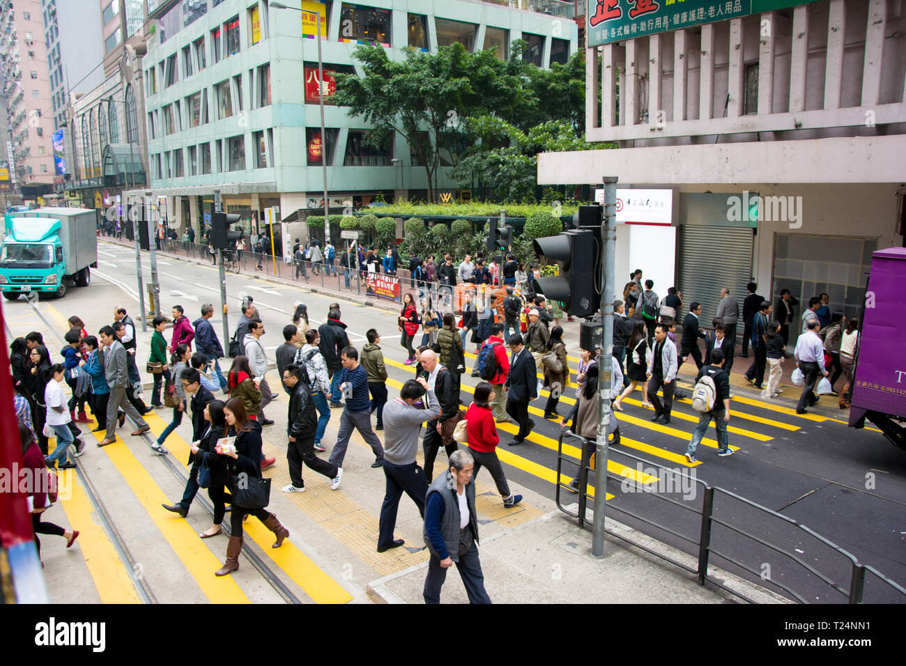 Hong Kong, décembre 2013 : passage pour piétons à Hong Kong, vu de l'arrêt de tram. Banque D'Images