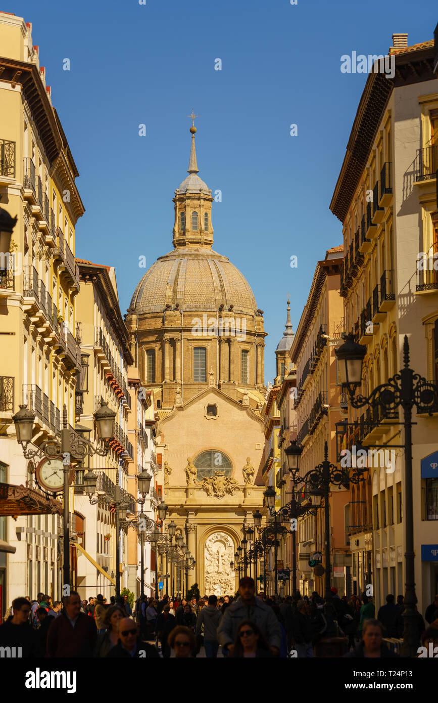 L'Alfonso I street est une rue commerçante située au cœur de Saragosse, Espagne. C'est un un bon endroit pour admirer certaines des caractéristiques de l'architecture o Banque D'Images