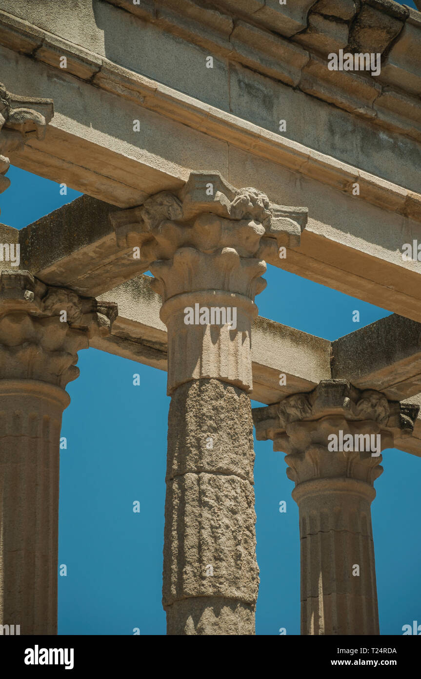 Les colonnes en marbre de style corinthien et architrave dans le Temple de Diane à Mérida. La ville conserve de nombreux bâtiments de l'ancienne Rome en Espagne. Banque D'Images