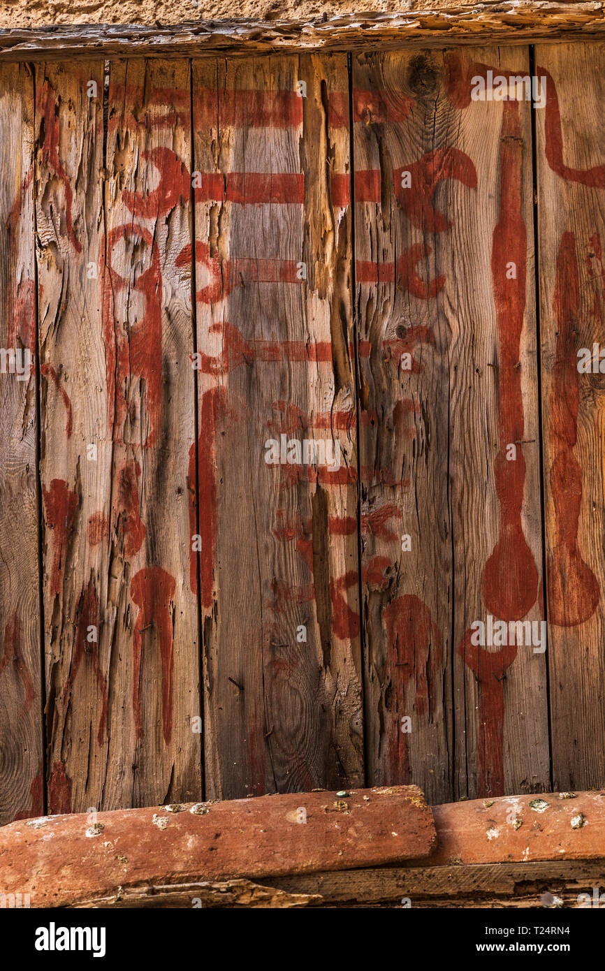 Donne un aperçu de l'outil en bois peint sur un rack par rapport à un poste de travail établi dans un garage abandonné atelier en los Bebederos, Malpais de la Rasca, Palm Mar, Tene Banque D'Images