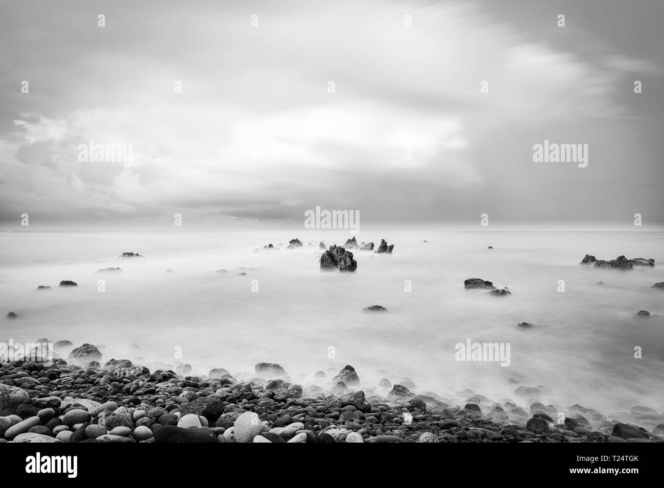 Une longue exposition seascape avec filtres ND à l'aube sur la côte ouest à Playa San Juan, Tenerife, Canaries, Espagne Banque D'Images