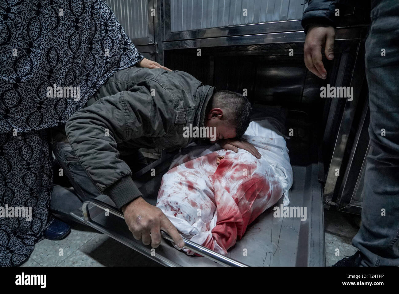 (NOTE DU RÉDACTEUR : Image représente la mort) le corps d'Adham Emara vu à la morgue de l'hôpital. La famille d'Adham Emara, 17 ans qui a été tué lors d'affrontements avec les forces israéliennes près de la frontière avec Israël vu à la morgue de l'hôpital de Beit Lahia pour confirmer l'identité de l'organisme. Banque D'Images