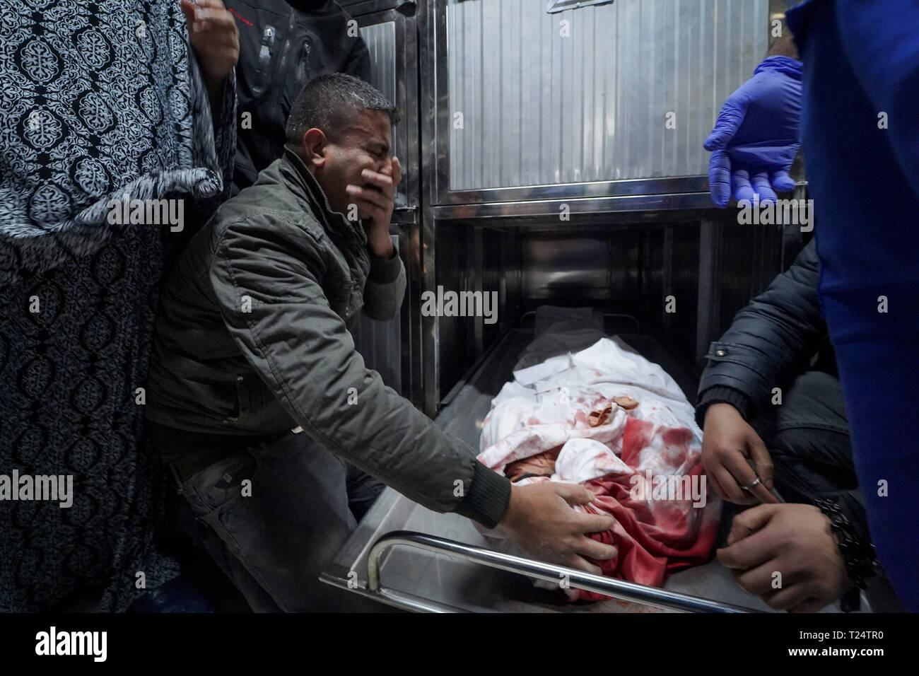 (NOTE DU RÉDACTEUR : Image représente la mort) le corps d'Adham Emara vu à la morgue de l'hôpital. La famille d'Adham Emara, 17 ans qui a été tué lors d'affrontements avec les forces israéliennes près de la frontière avec Israël vu à la morgue de l'hôpital de Beit Lahia pour confirmer l'identité de l'organisme. Banque D'Images