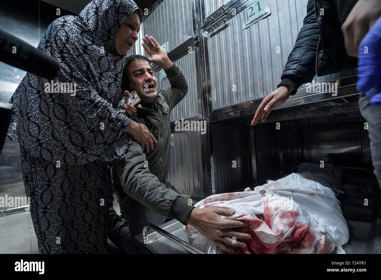 (NOTE DU RÉDACTEUR : Image représente la mort) le corps d'Adham Emara vu à la morgue de l'hôpital. La famille d'Adham Emara, 17 ans qui a été tué lors d'affrontements avec les forces israéliennes près de la frontière avec Israël vu à la morgue de l'hôpital de Beit Lahia pour confirmer l'identité de l'organisme. Banque D'Images