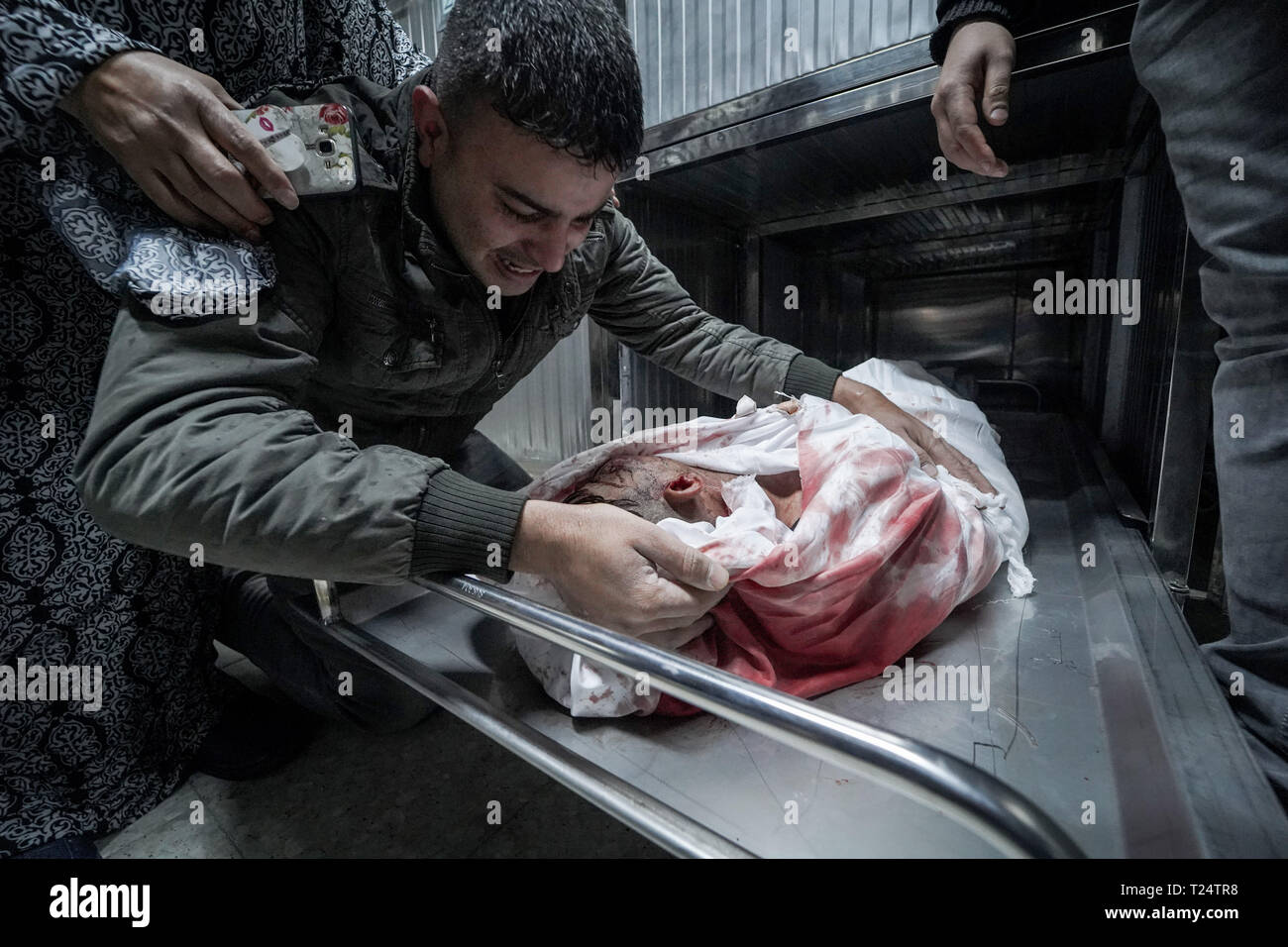 (NOTE DU RÉDACTEUR : Image représente la mort) le corps d'Adham Emara vu à la morgue de l'hôpital. La famille d'Adham Emara, 17 ans qui a été tué lors d'affrontements avec les forces israéliennes près de la frontière avec Israël vu à la morgue de l'hôpital de Beit Lahia pour confirmer l'identité de l'organisme. Banque D'Images