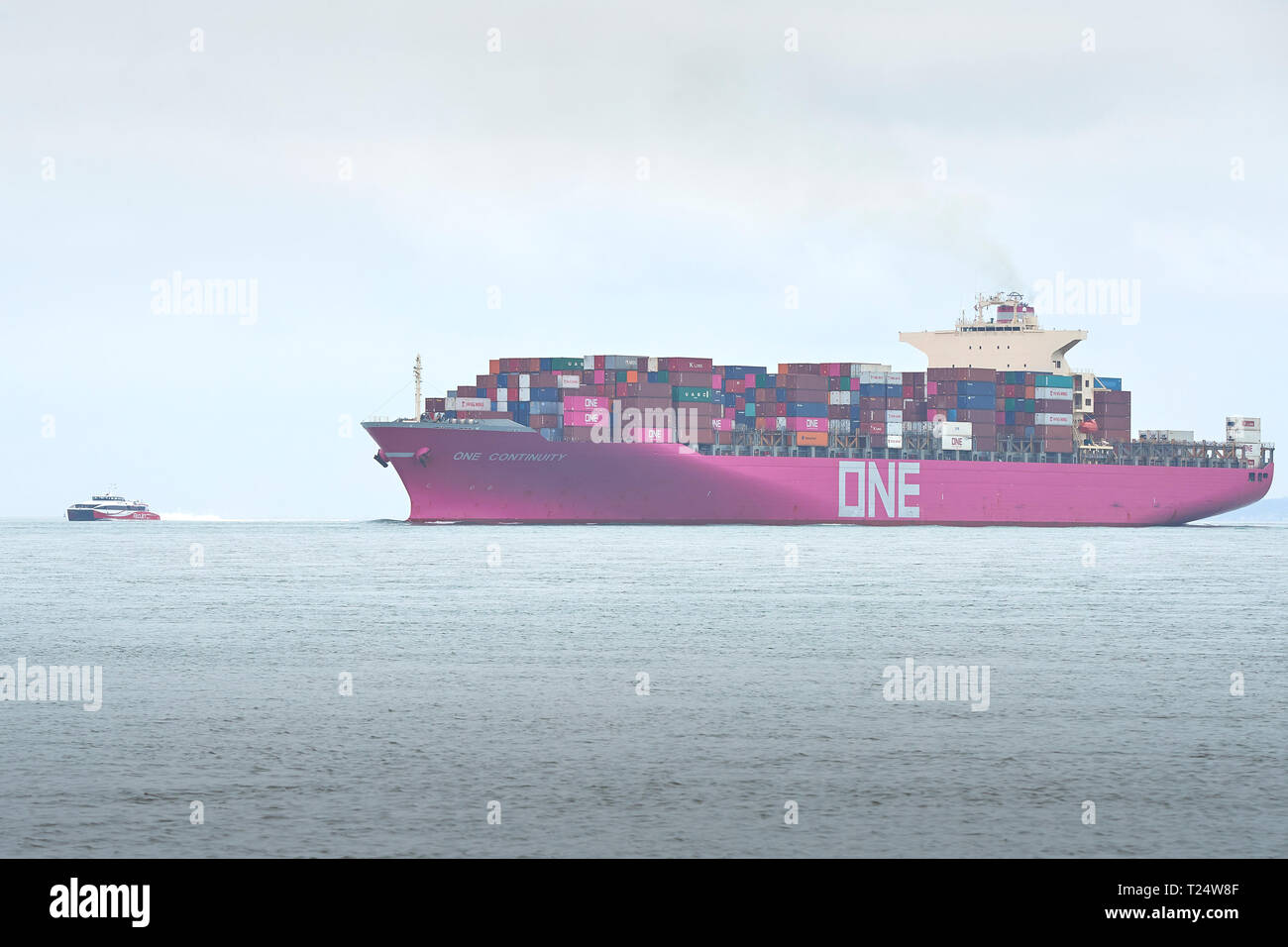 The Ocean Network Express Container Ship, ONE CONTINUITY, naviguant de Hambourg au port de Southampton, au Royaume-Uni. Banque D'Images