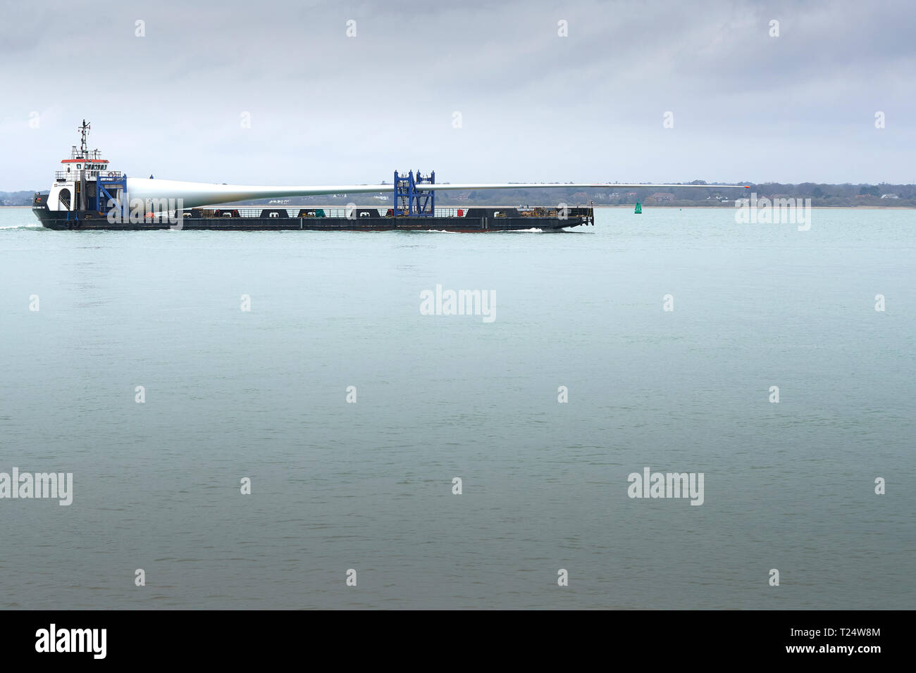 Les 75 mètres de long LAMES VESTAS UK LTD, MTB BLADE RUNNER DEUX, Pont d'un cargo, au départ du port de Southampton, Royaume-Uni. Banque D'Images
