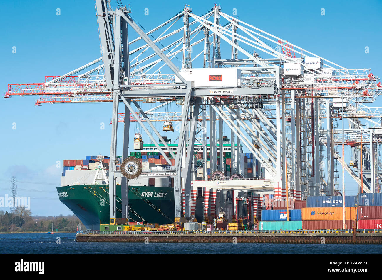 Le navire à conteneurs Evergreen New Panamax, TOUJOURS CHANCEUX, chargement et déchargement dans le terminal à conteneurs de Southampton, Hampshire, Royaume-Uni. Banque D'Images