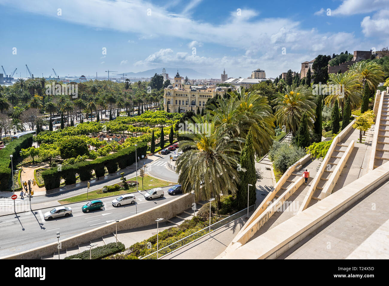 La recherche à travers les Jardins de Pedro Luis Alonso et l'hôtel de ville de Malaga Espagne Banque D'Images