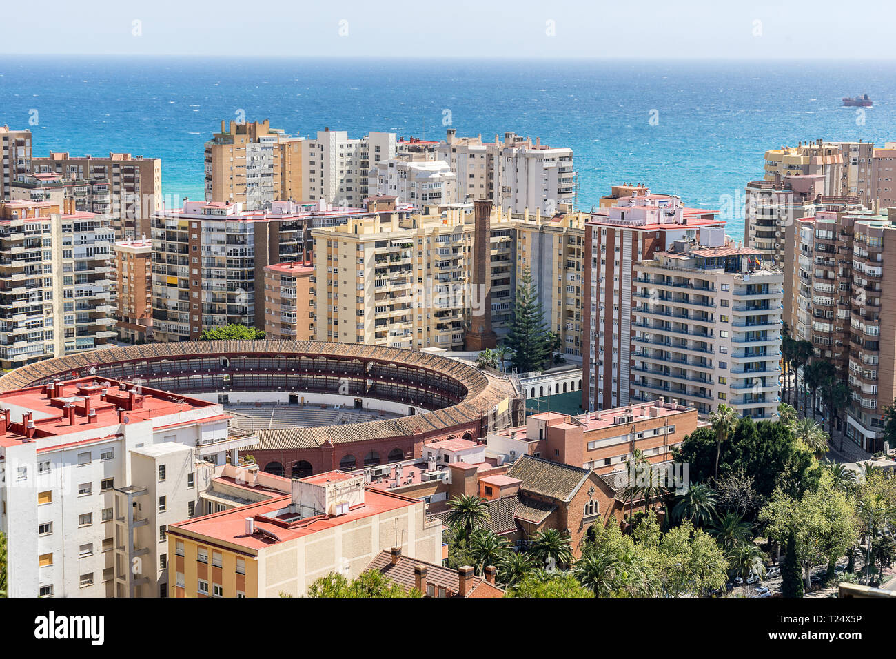 À la recherche sur les toits de Malaga avec le bull ring dans l'avant-plan Banque D'Images
