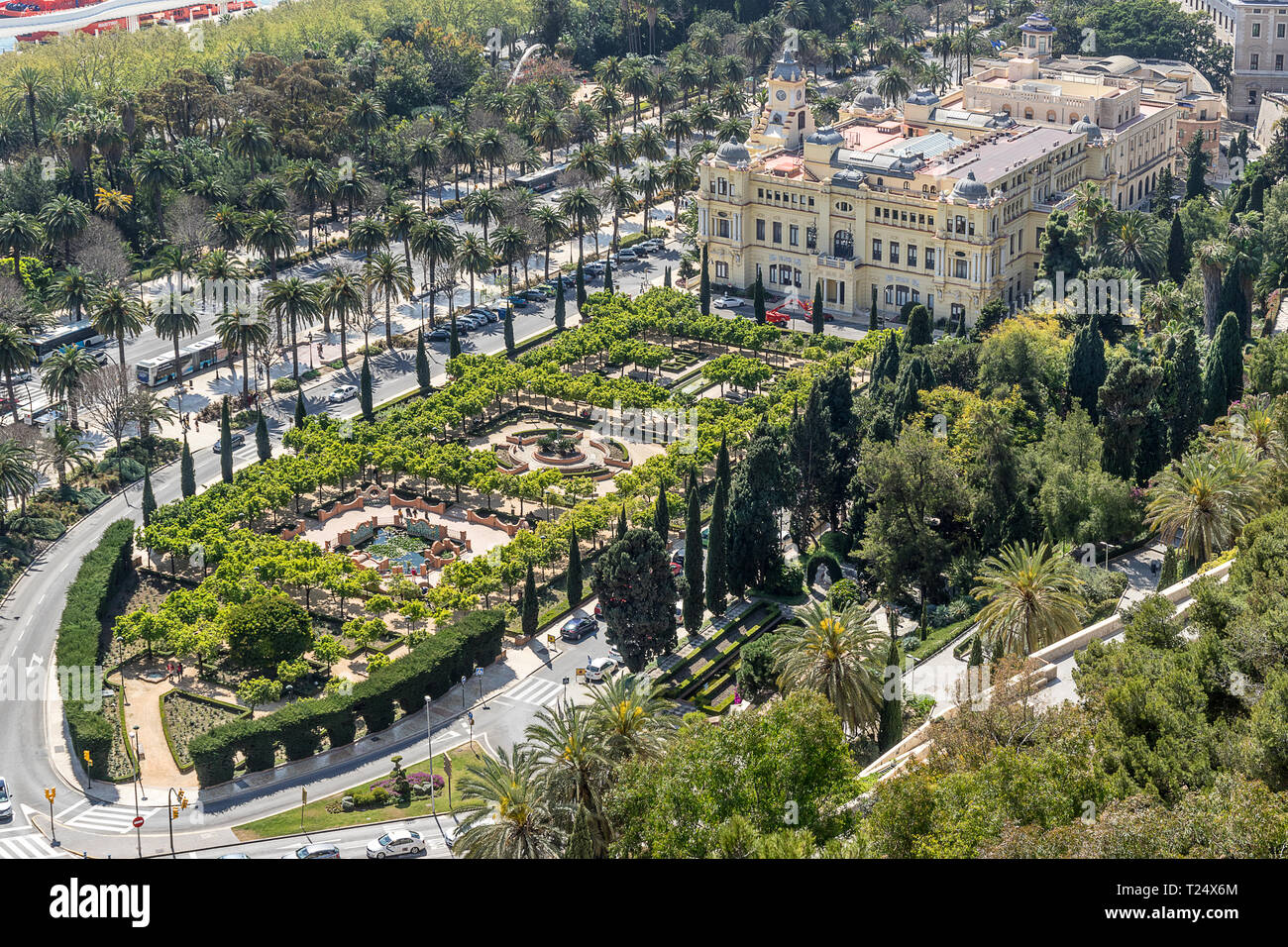 La recherche à travers les Jardins de Pedro Luis Alonso et l'hôtel de ville de Malaga Espagne Banque D'Images