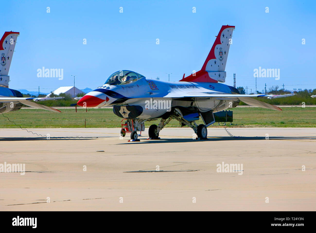 Les avions de chasse F-16 de l'armée de l'équipe de Thunderbird à la base aérienne Davis-Monthan AFB airshow dans Tucson AZ Banque D'Images