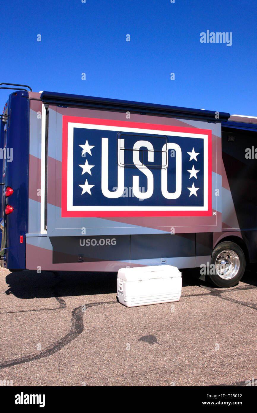 Usage des graphiques sur le côté d'un bus de tournée à la base aérienne Davis-Monthan AFB sur airshow jour Banque D'Images