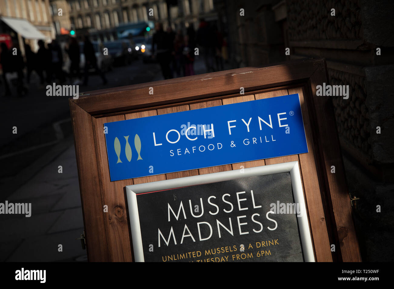 Bath, Somerset, Royaume-Uni, le 22 février 2019, La Boutique Sign pour le Loch Fyne seafood and grill restaurant Banque D'Images