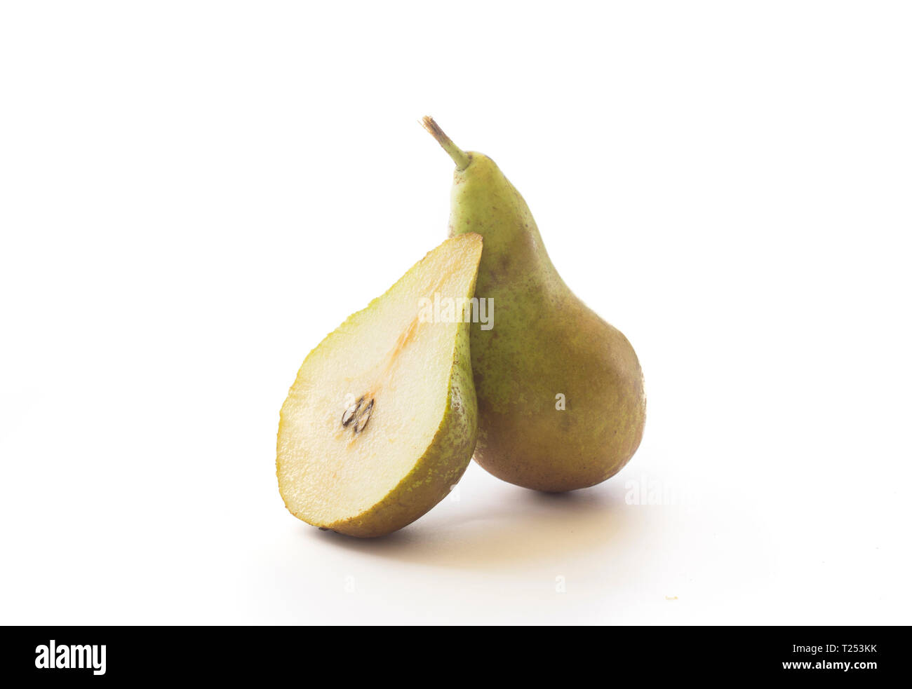 Vert frais mûrs avec des tranches de poire la moitié de poire isolé sur le fond blanc. Banque D'Images