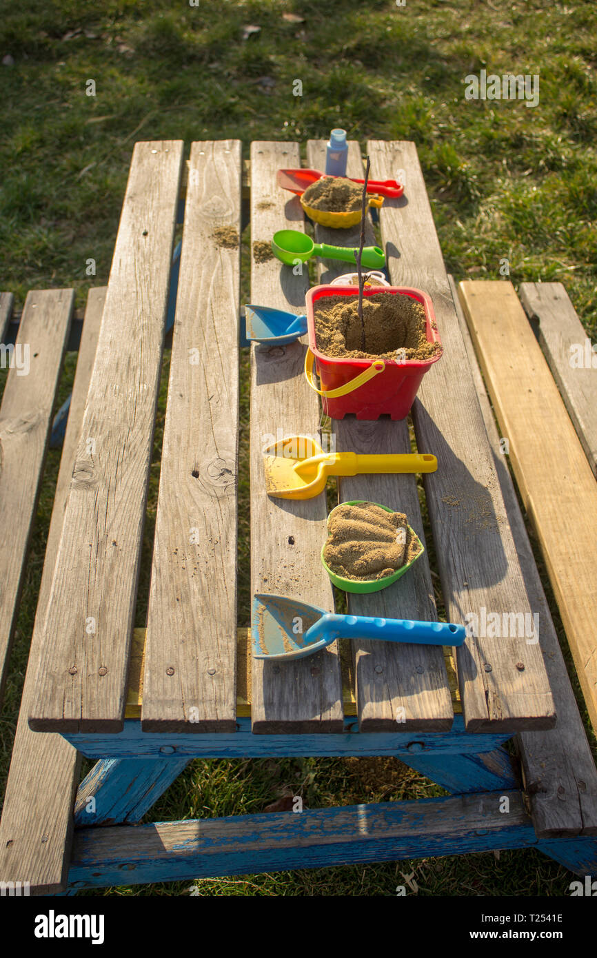 Une table servie avec du sable pour les jouets dans un parc. Banque D'Images