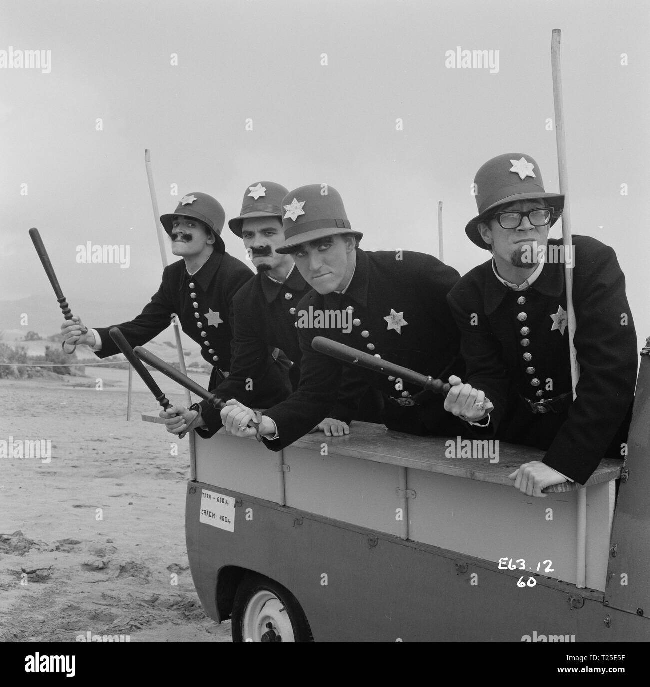 Vie merveilleuse (1964) Hank Marvin, Bruce Welch, Brian Bennett, John Rostill habillé de l'ombre sous le nom de Keystone Cops Date : 1964 Banque D'Images