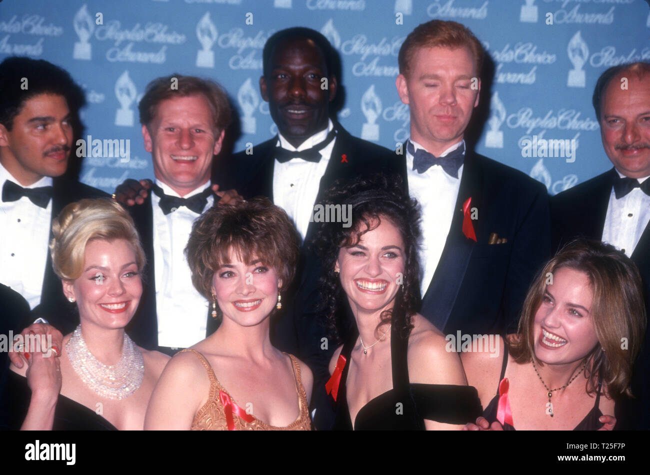 CULVER CITY, CA - 8 mars : (L-R) Acteur Nicholas Turturro, acteur Bill Brochtrup, l'acteur James McDaniel, l'acteur David Caruso, l'acteur Dennis Franz, actrice Gail O'Grady, l'actrice Sharon Lawrence, actrice Amy Brenneman et l'actrice Sherry Stringfield assister à la 20e édition du People's Choice Awards le 8 mars 1994 sur Sony Photo Studios à Culver City, Californie. Photo de Barry King/Alamy Stock Photo Banque D'Images