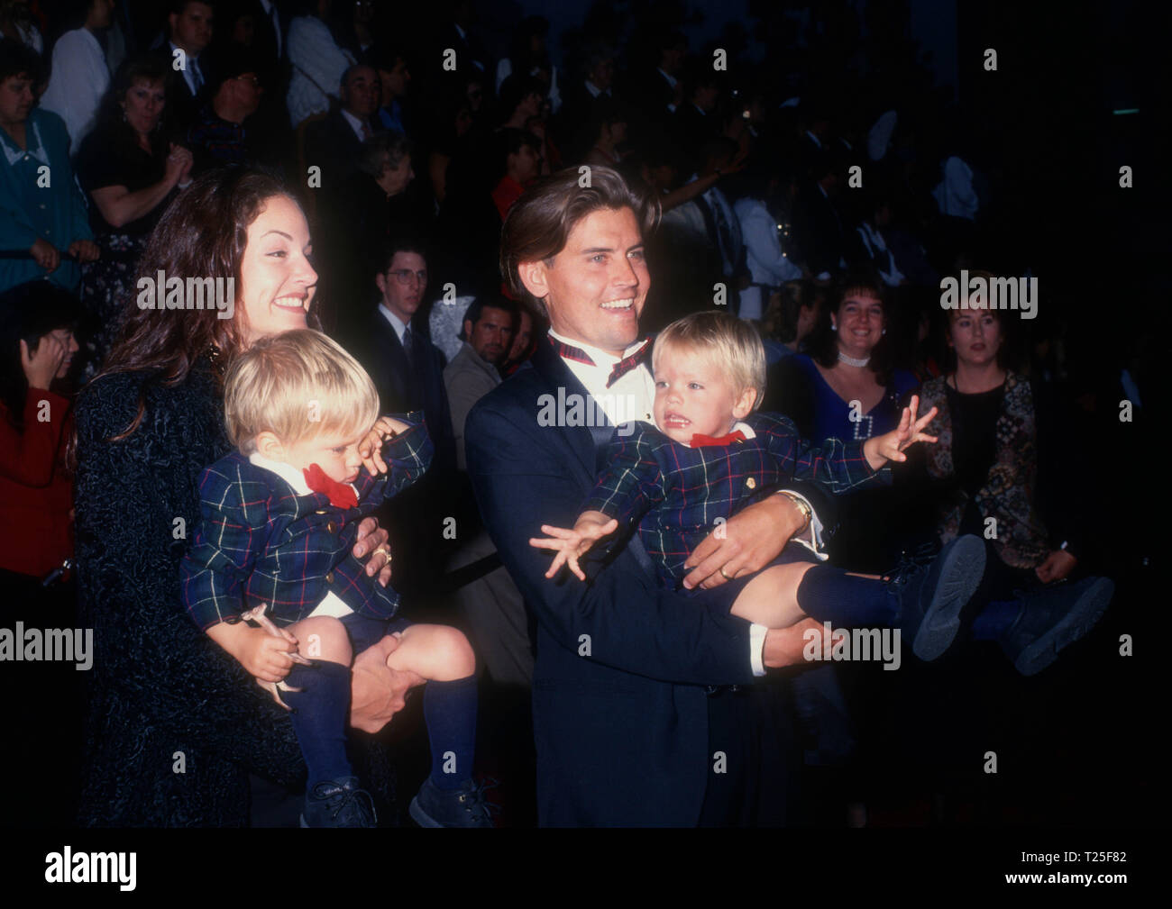 CULVER CITY, CA - mars 8 acteurs : frères Dylan Sprouse et Cole Sprouse et parents Melanie Wright et Matthew Sprouse assister à la 20e édition du People's Choice Awards le 8 mars 1994 sur Sony Photo Studios à Culver City, Californie. Photo de Barry King/Alamy Stock Photo Banque D'Images