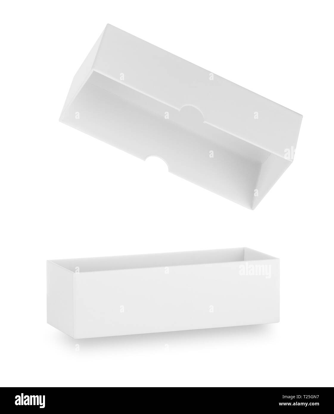 Boîte blanche avec couvercle ouvert isolé sur fond blanc Banque D'Images