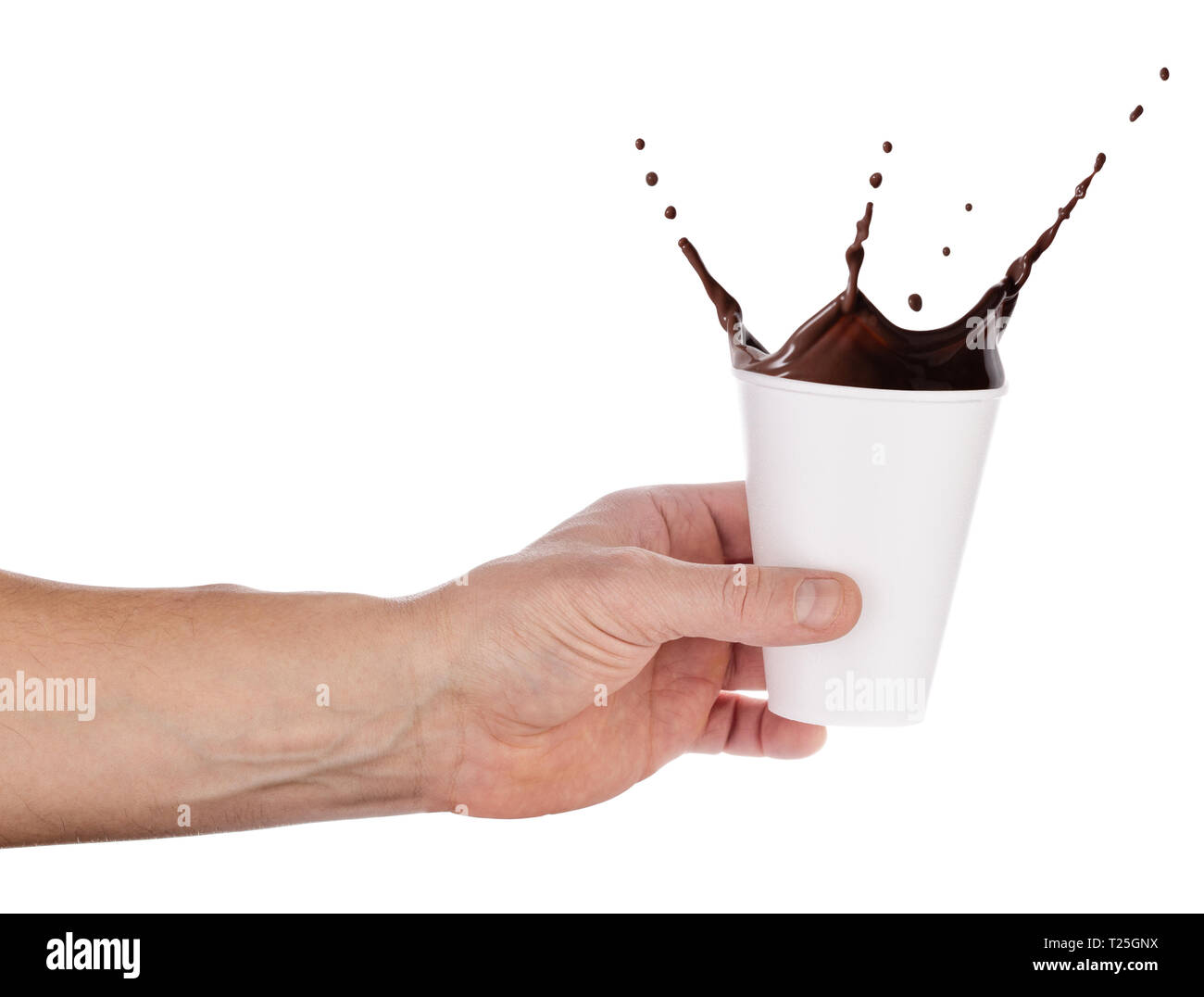 Jetables en verre blanc avec une touche de chocolat chaud dans une main tendue. Isolé sur fond blanc. Préparation pour le projet de conception Banque D'Images