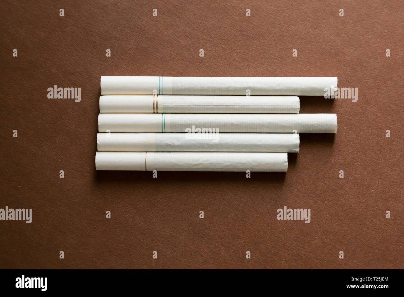 Divers produits du tabac cigarette avec un filtre blanc Photo Stock - Alamy