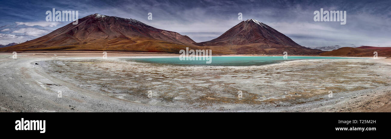 Voiture tout terrain à Laguna Verde - désert Siloli (Bolivie) Banque D'Images