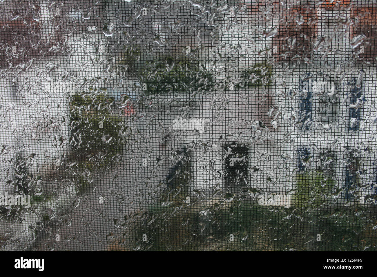 À la recherche d'une fenêtre avec des gouttes de pluie Banque D'Images