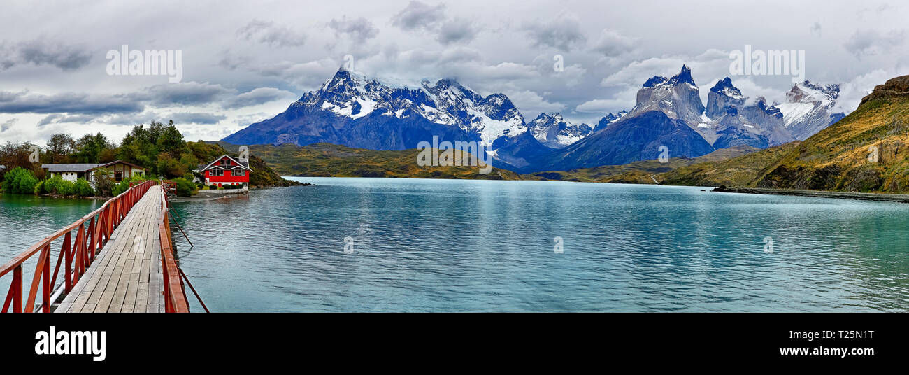 Au pont le Lac Pehoe - Torres del Paine N.P. (Patagonie, Chili) Banque D'Images